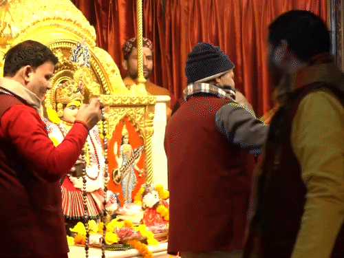 नितिन झंडेवालान मंदिर में दर्शन करने पहुंचे। पुजारी ने उन्हें चुनरी ओढ़ाई।