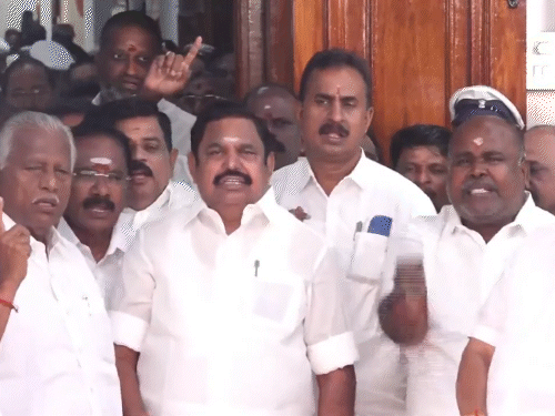 विपक्षी नेताओं ने सदन के बाहर DMK सरकार के खिलाफ नारेबाजी की।