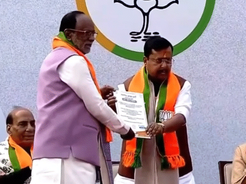 चुनाव प्रभारी ने नितिन को भाजपा अध्यक्ष का आधिकारिक निर्वाचन पत्र दिया।