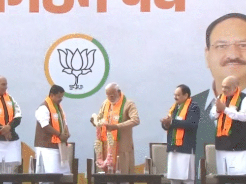 पीएम मोदी ने माला पहनाकर नितिन नबीन का स्वागत किया।