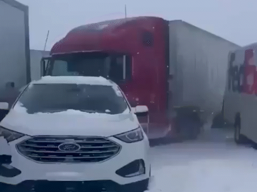 सैंकड़ों वाहन कई घंटे तक तूफान में फंसे रहे। इस दौरान कई गाड़ियां पूरी तरह बर्फ में धंस गईं।