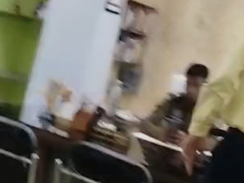 ये तस्वीर ASP राजेंद्र जायसवाल और एक्वा स्पा सेंटर संचालक अमन सेन की बातचीत की है। छापेमारी के बाद वीडियो वायरल हुआ।