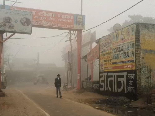 तस्वीर अलीगढ़ की है। सुबह हल्का कोहरा देखने को मिला। न्यूनतम तापमान 9 डिग्री और अधिकतम तापमान 21 डिग्री रहने का अनुमान है