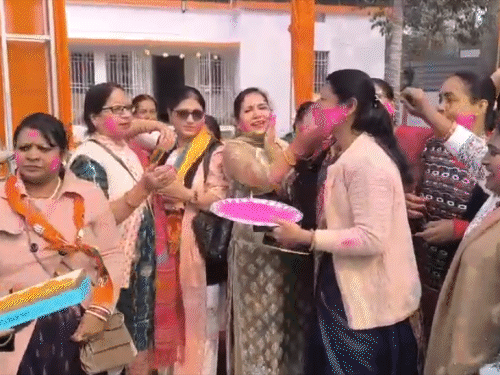 पटना में महिला कार्यकर्ताओं ने एक दूसरे को गुलाल लगाकर डांस किया।