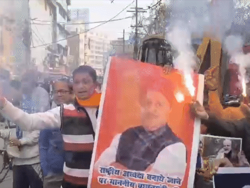 नितिन नबीन के अध्यक्ष बनने पर पटना में कार्यकर्ताओं ने आतिशबाजी की।