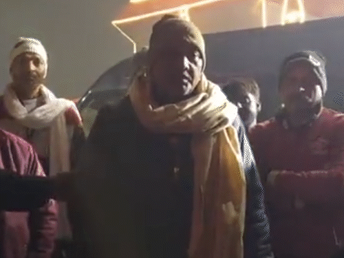 ये कानूनगो अनिल कुमार हैं, जो रात 12 बजे नोटिस लेकर शंकराचार्य के शिविर में पहुंचे थे।