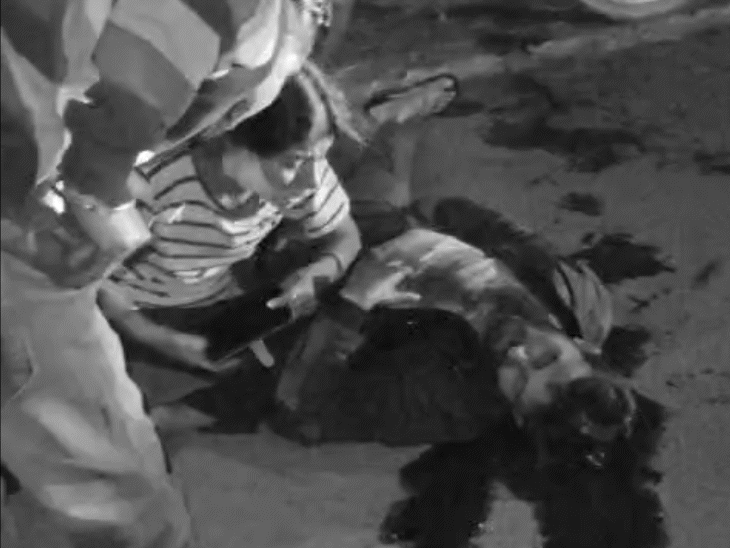 घटनास्थल पर पहुंची पत्नी पति के शव को देखकर बिलख पड़ी।