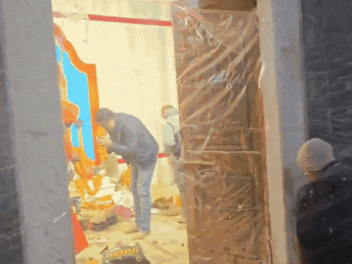 FIR आदेश के 6 दिन बाद 15 जनवरी को मकर संक्रांति पर ASP अनुज चौधरी गोरखपुर पहुंचे थे। उन्होंने गोरखनाथ मंदिर में पूजा अर्चना की थी।