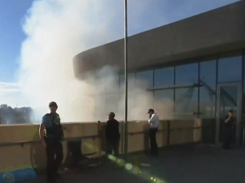 आग बुझाने का प्रयास करते बचावकर्मी।