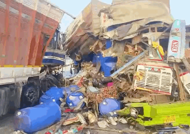 हादसे में दोनों ट्रक बुरी तरह डैमेज हुए।