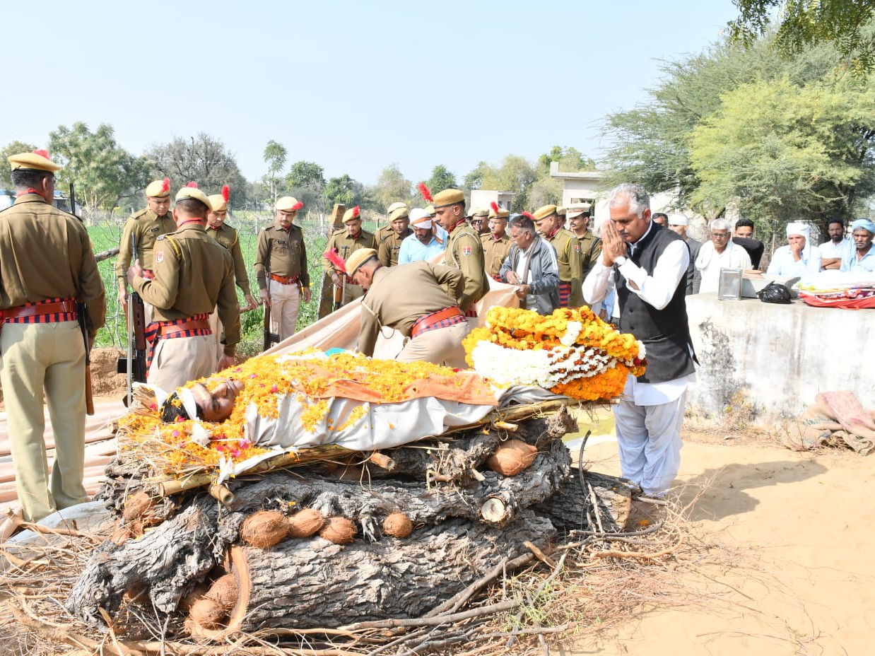 ASI राजेंद्र कुमार को अंतिम विदाई दी गई।