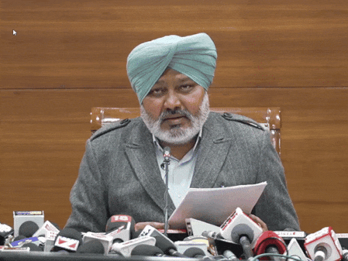 पंजाब के वित्त मंत्री हरपाल सिंह चीमा प्रेस कॉन्फ्रेंस में कैबिनेट मीटिंग में लिए फैसलों के बारे में जानकारी देते हुए।