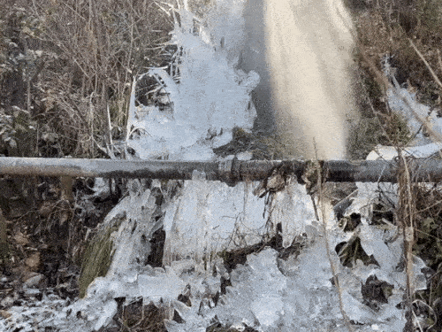 उत्तराखंड के ऊपरी इलाकों में झरने जम गए।