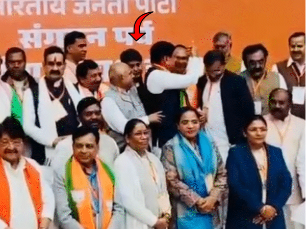 एमपी भाजपा के नेताओं के फोटो सेशन में ज्योतिरादित्य सिंधिया पीछे खड़े दिखे।