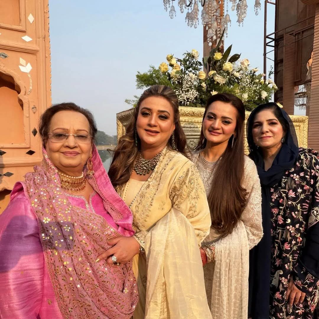 मरियम (बाएं से तीसरे) तीन अन्य महिलाओं के साथ एक सेल्फी में नजर आ रही हैं।