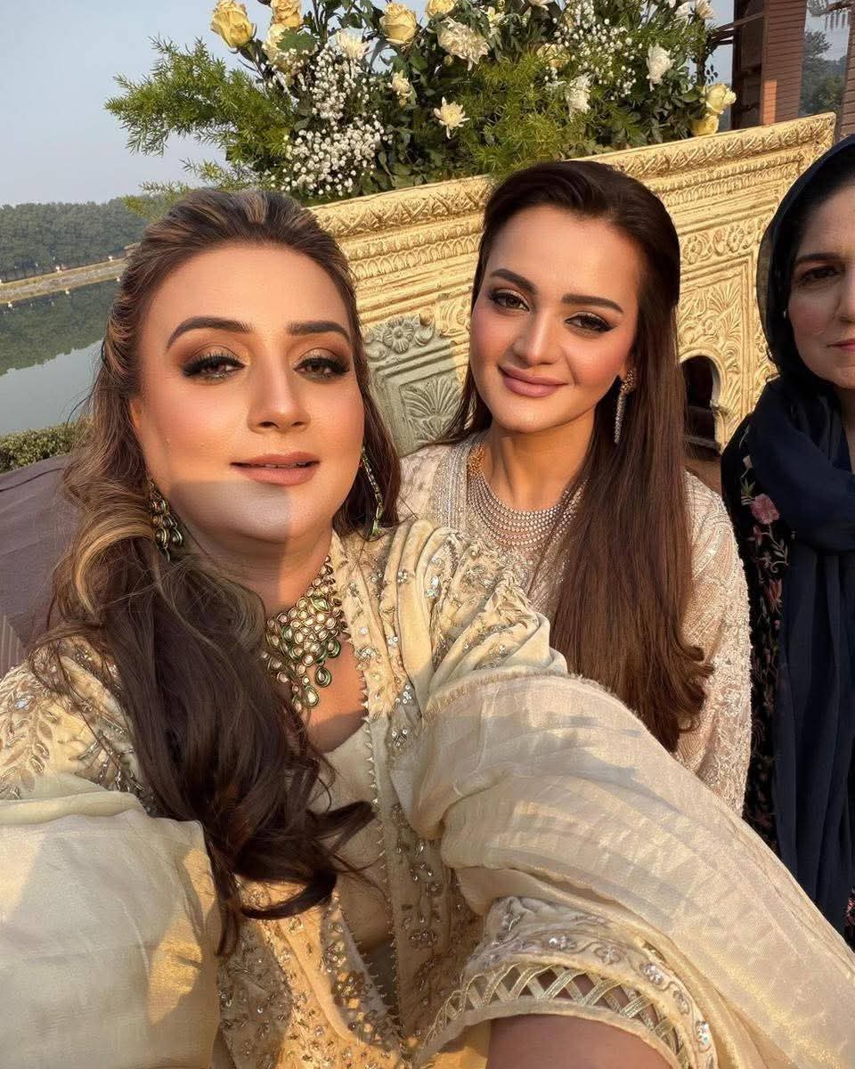 तस्वीर में मरियम औरंगजेब (बीच में) एक सुनहरे रंग की ड्रेस में नजर आ रही है।