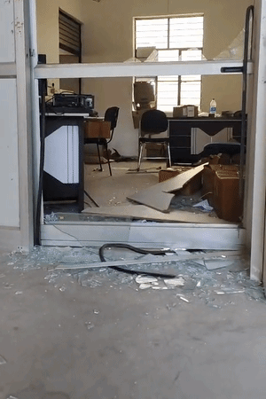 नाराज छात्रों ने सर्वर रूम के दरवाजे, वहां कंप्यूटर और अन्य सामान तोड़ दिए।