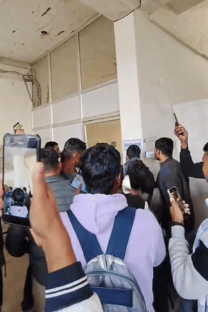 हंगामा कर रहे लोगों को पुलिस ने समझाया, लेकिन वे काफी देर तक शांत नहीं हुए।