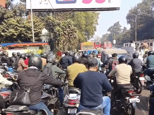 हजरतगंज में रूट डायवर्जन होने के कारण शहर में जाम लग गया है।