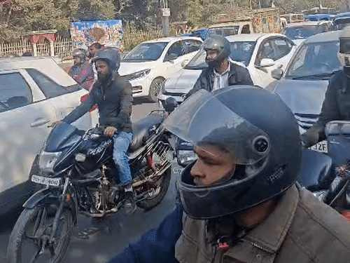 जाम का असर गोमती नगर में भी देखा गया। इंदिरा गांधी प्रतिष्ठान के सामने जाम लगा।