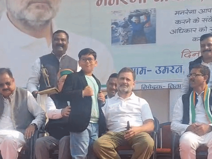 રાહુલે બાળકને ચોકલેટ આપી. તેની સાથે સેલ્ફી પણ પડાવી.