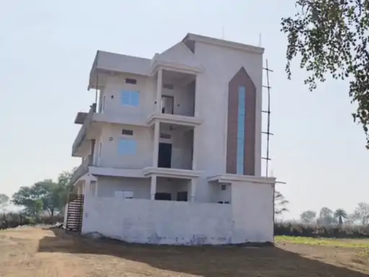 राजनांदगांव जिले से धर्मांतरण का नेटवर्क ऑपरेट हो रहा था। इसी चर्च पर पुलिस ने छापेमारी की।