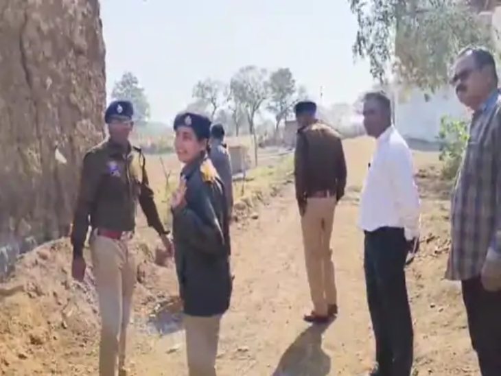 धर्मापुर गांव में अवैध चर्च और आश्रम में छापेमारी करने जाती हुई पुलिस की टीम।