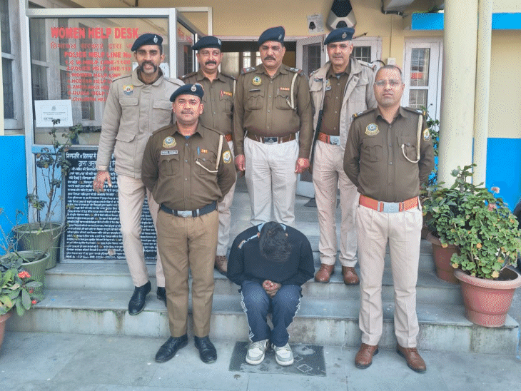 पुलिस की गिरफ्त में तीनों आरोपी। - Dainik Bhaskar