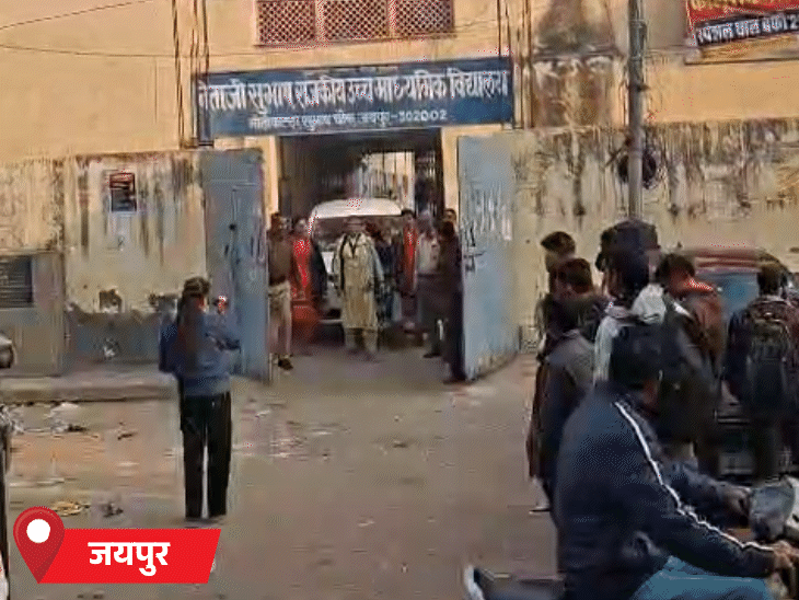 परीक्षा शुरू होने से 1 घंटे पहले 9 बजे केंद्रों के गेट बंद कर दिए गए।