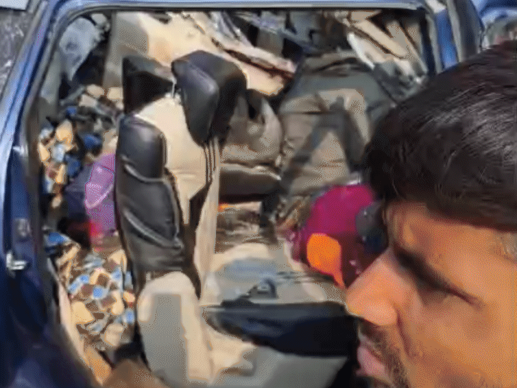 ट्रकों से भिड़ंत के बाद कार चकनाचूर हो गई। कार में सवार महिला और अन्य लोग उसमें ही फंस गए।