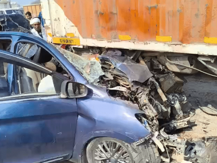 ट्रकों से भिड़ंत के बाद कार के आगे का हिस्सा पूरा चकनाचूर हो गया। घटनास्थल पर भीड़ लग गई।