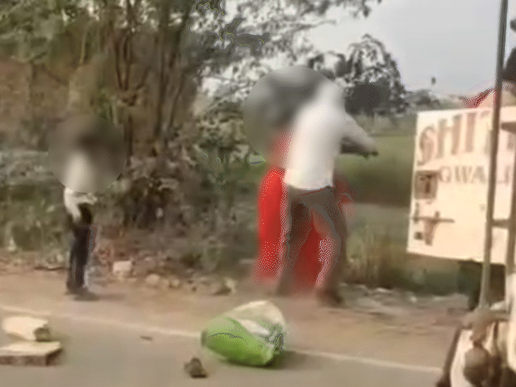 कंडक्टर ने महिला को गालियां भी दीं।
