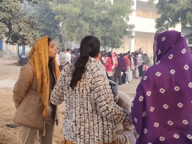 महिला अभ्यर्थियों की चेकिंग करते कर्मचारी।