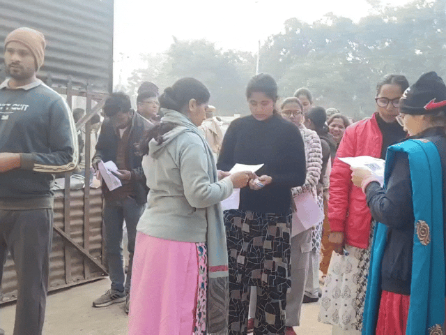 अभ्यर्थियों के प्रवेश पत्र चेक कर सेंटर में दी गई एंट्री।