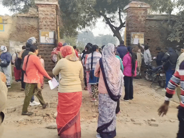 अभ्यर्थियों के परिजन परीक्षा सेंटर के बाहर खड़े हुए।