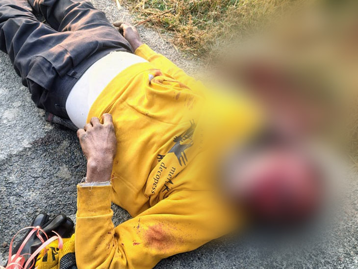 मृतक का चेहरा बुरी तरह से कूचा गया था।