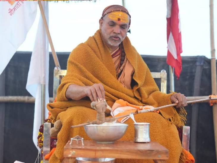 सोमवार को शंकराचार्य ने धरने पर ही पूजा-पाठ किया था।