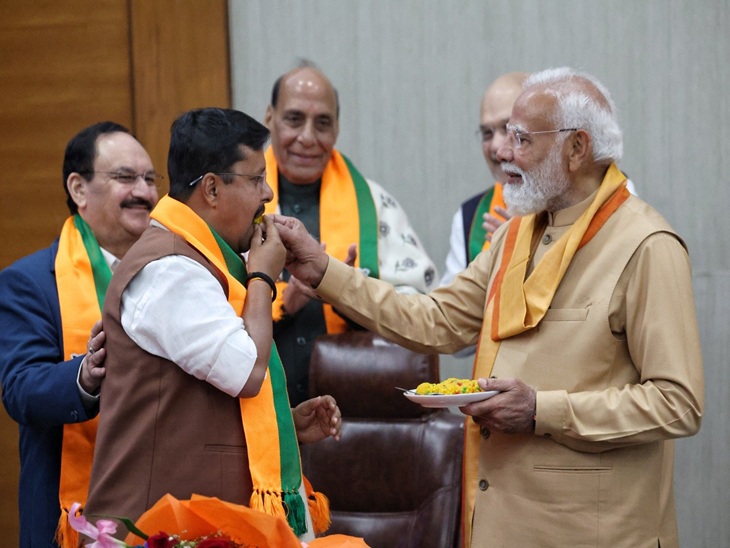 भाजपा के राष्ट्रीय अध्यक्ष का कार्यभार संभालने पर नितिन नवीन को पीएम नरेंद्र मोदी ने मिठाई खिलाई।