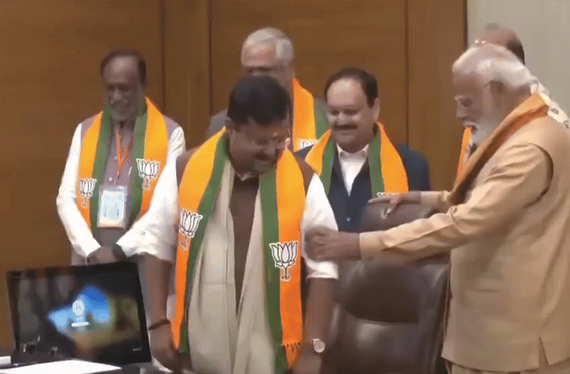 प्रधानमंत्री नरेंद्र मोदी ने नितिन नबीन का हाथ पकड़कर उन्हें भाजपा अध्यक्ष की कुर्सी पर बैठाया।