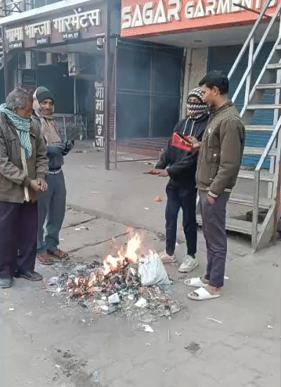 कानपुर में मौसम साफ है। लेकिन सर्द हवाओं से ठिठुरन बरकरार है। सुबह लोग अलाव का सहारा लेते नजर आए।