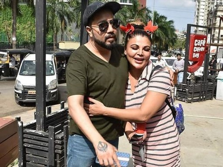 किस विवाद के बाद मीका सिंह और राखी सावंत में राजीनामा हुआ तो पब्लिक प्लेस पर वह कुछ इस तरह से मिले। - फाइल फोटो