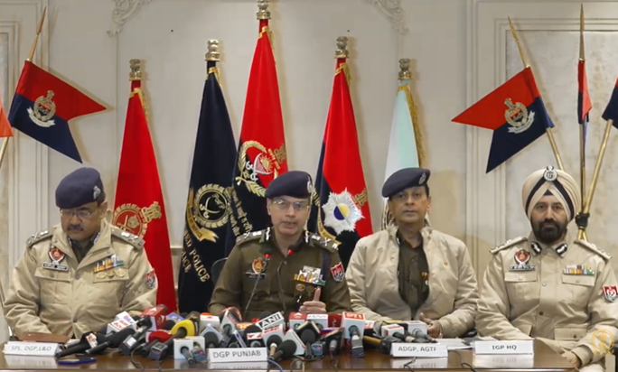 चंडीगढ़ में प्रेस कॉन्फ्रेंस करते DGP गौरव यादव (बाएं से दूसरे)। उनके साथ स्पेशल DGP लॉ एंड ऑर्डर अर्पित शुक्ला (बाएं), AGTF के ADGP प्रमोद बान और IG हेडक्वार्टर डॉ. सुखचैन सिंह गिल।