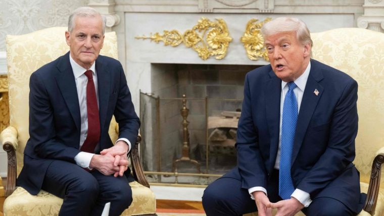 अमेरिकी राष्ट्रपति डोनाल्ड ट्रम्प ने अप्रैल 2025 में व्हाइट हाउस में नॉर्वे के प्रधानमंत्री जोनास गहर स्टोर के साथ द्विपक्षीय बैठक की थी।