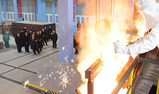 उत्तर कोरियाई नेता किम जोंग-उन अपनी टीम के साथ 'र्योंगसोंग मशीन कॉम्प्लेक्स' पहुंचे थे। इस दौरान उन्होंने कामकाज का जायजा लिया।