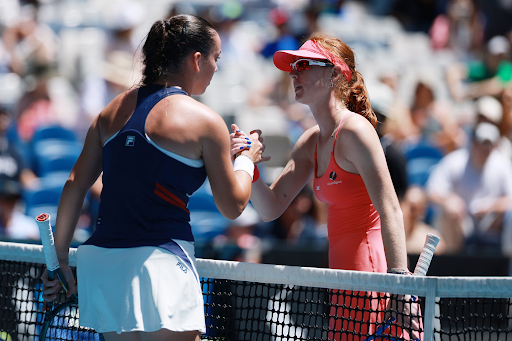 मैच के बाद टेरेजा वैलेंटोवा और माया जॉइंट ने हाथ मिलाया।