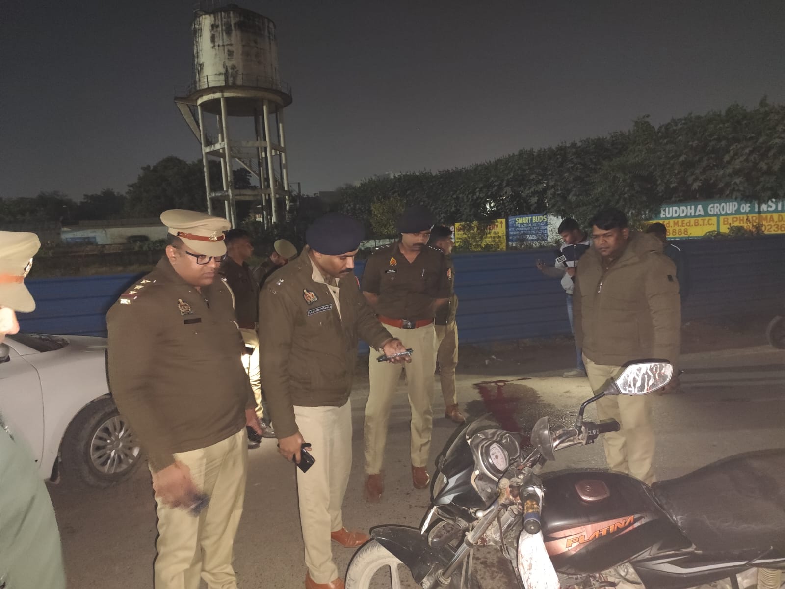 एडीसीपी साउथ रलापल्ली वसंथ कुमार और एसीपी गोसाईगंज ऋषभ यादव ने घटनास्थल का निरीक्षण कर जांच-पड़ताल की।