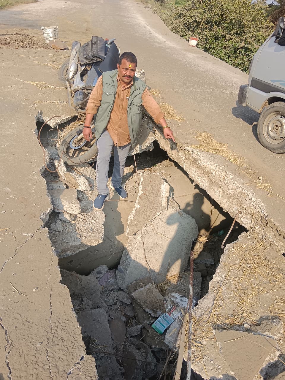 पुलिया पर गहरे गड्‌ढे को दिखाते जिला पंचायत उपाध्यक्ष मोहन सिंह जाट।