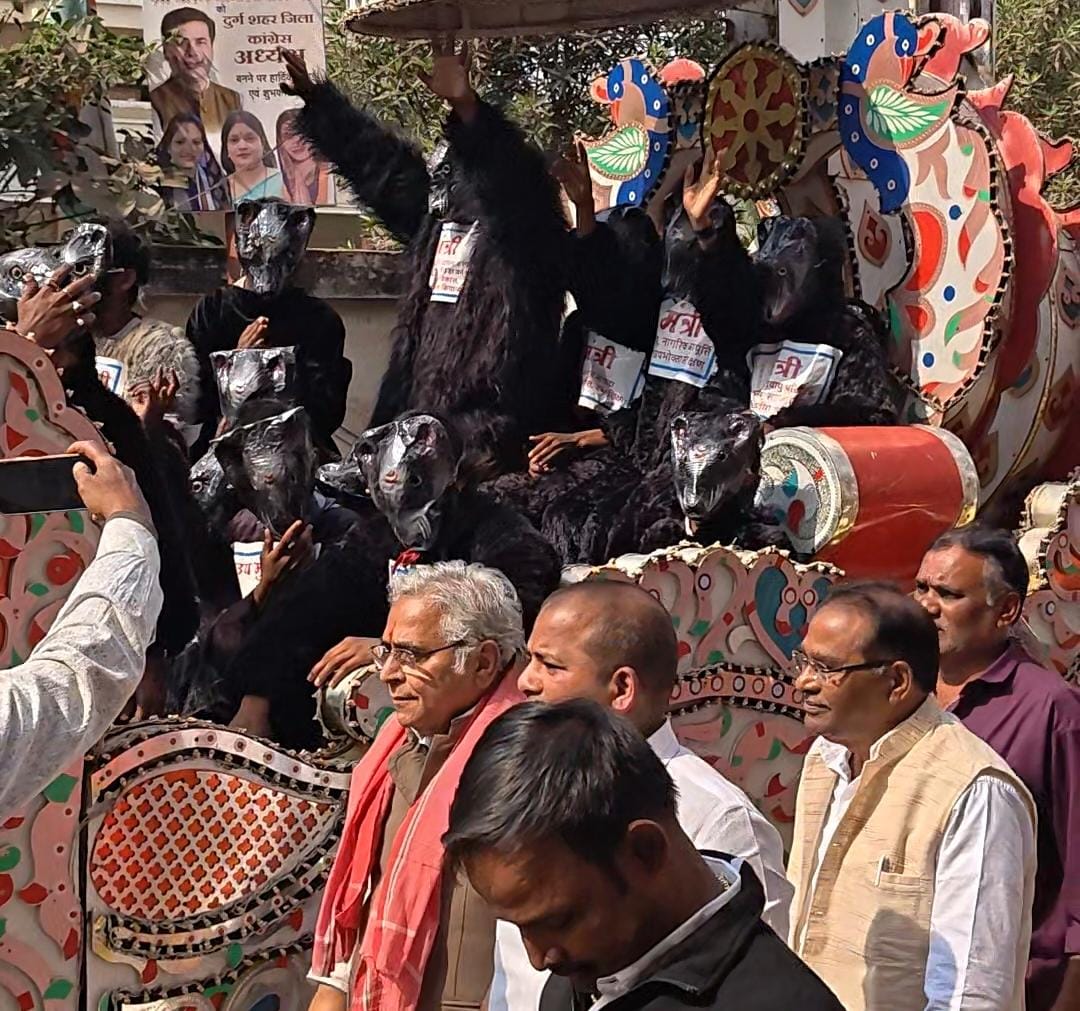 चूहे को दुल्हा बनाकर कांग्रेस भवन से निकाली बारात।