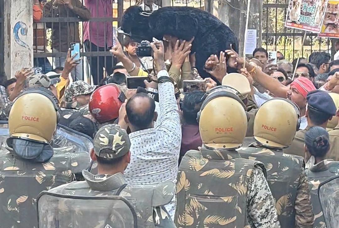 पुलिस और प्रदर्शनकारियों के बीच हल्की धक्का-मुक्की भी हुई।