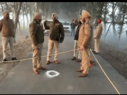मौके पर पहुंचे एसएसपी को जानकारी देते हुए एसएचओ। - Dainik Bhaskar